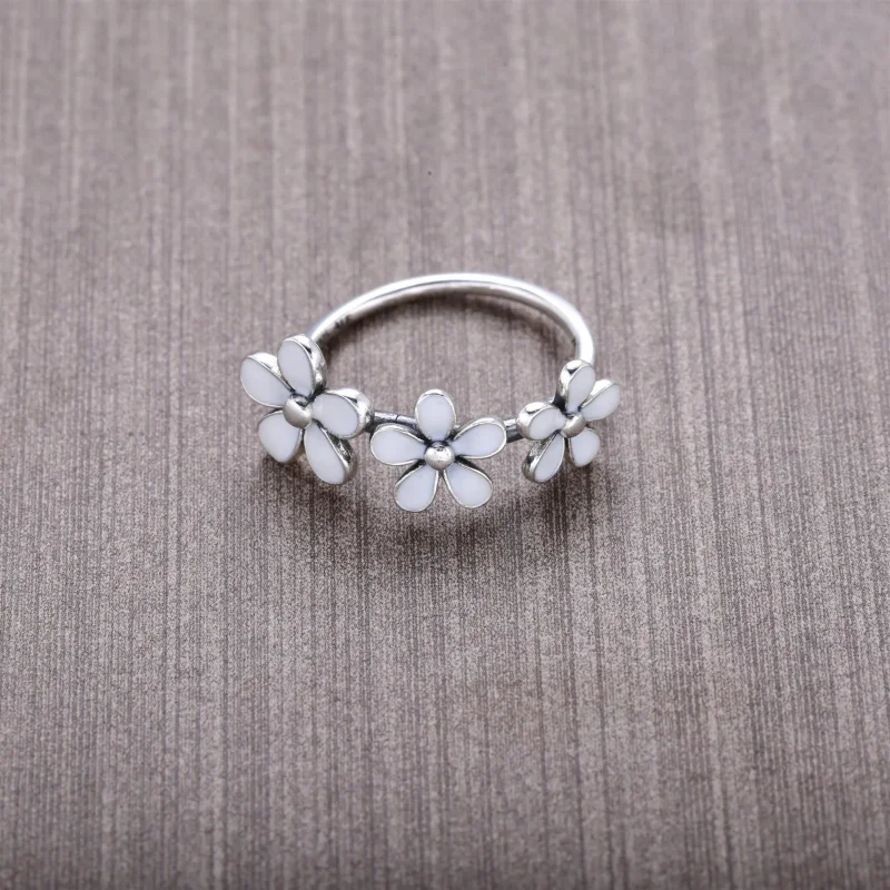 (zdjęcie do) PANDORA Triple White Daisy Flower Ring - Wyświetl 2
