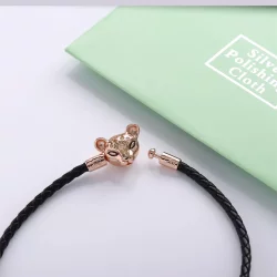 Czarna skórzana bransoletka PANDORA Moments z ozdobnym zapięciem 588053CBK-S