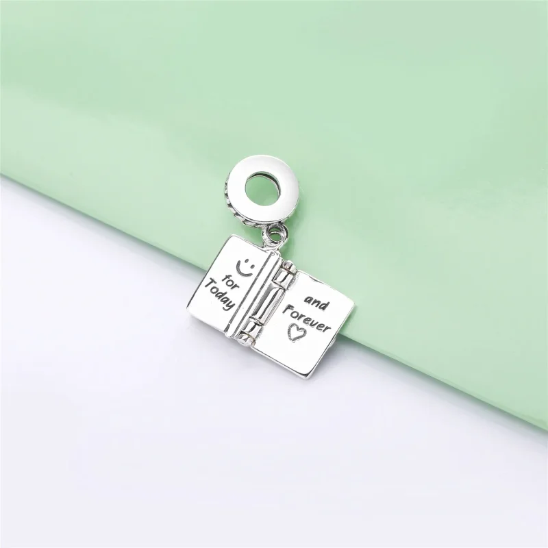 (zdjęcie do) Zawieszka PANDORA Rodzinna księga 798105 - Wyświetl 4