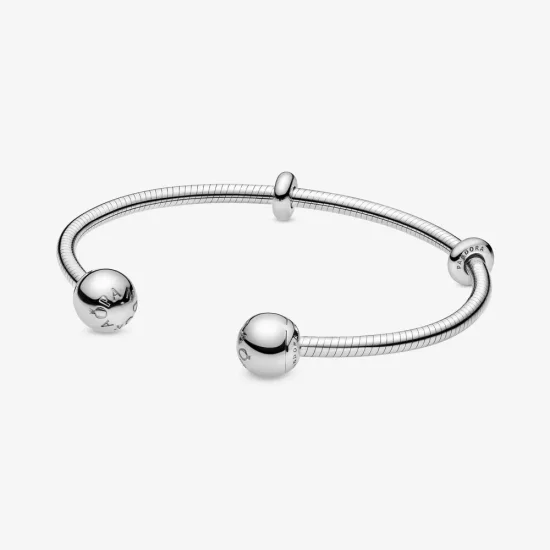 (zdjęcie do) Srebrna otwarta bransoletka bangle PANDORA o splocie wężykowym 598291