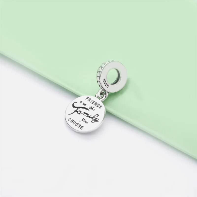 (zdjęcie do) Zawieszka PANDORA Przyjaciele są rodziną 798124EN16 - Wyświetl 4