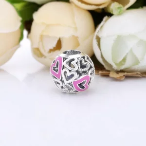 Ażurowy charms Pandora z różowym asymetrycznym sercem 798677C01