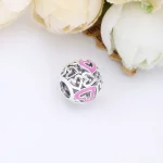 Ażurowy charms Pandora z różowym asymetrycznym sercem 798677C01