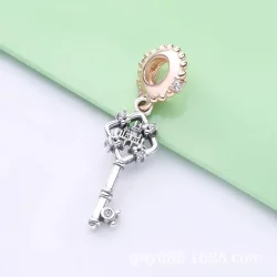 Disney Parks, Lśniący różowy zawieszka Pandora Klucz 788226CZ