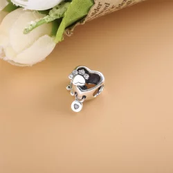 Lśniący Charms Pandora z sercem i odciskiem psiej łapy 798873C01