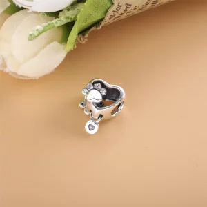 Lśniący Charms Pandora z sercem i odciskiem psiej łapy 798873C01
