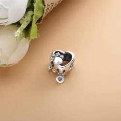 Lśniący Charms Pandora z sercem i odciskiem psiej łapy 798873C01
