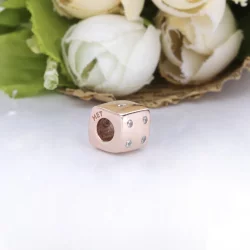 Lśniący różowy Charms Pandora kostka do gry 781269C01