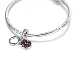 Lśniący charms z podwójną zawieszką Czerwony dysk - 799186C03