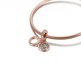 Lśniący charms z podwójną zawieszką Jasnoniebieski dysk - 789186C03