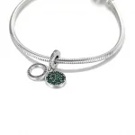 Lśniący charms z podwójną zawieszką Zielony dysk - 799186C02
