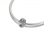 Charms PANDORA z lśniącym uroczym kurczaczkiem - 790769C01