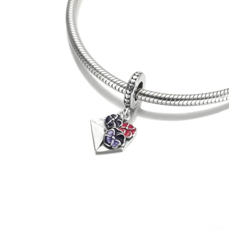 (zdjęcie do) Zawieszka PANDORA Koperta z bratkami - 790787C01 - Wyświetl 4