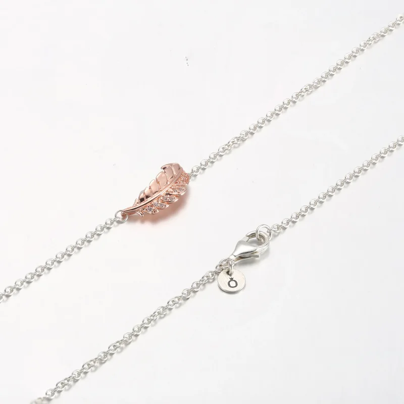 (zdjęcie do) PANDORA Dwukolorowy Wiszący Naszyjnik z Wygiętym Piórem - 382575C01-45 - Wyświetl 2