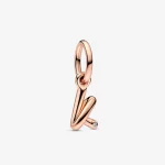 PANDORA Litery K Wiszący Charm z Alfabetycznym Skryptem - 782460C01