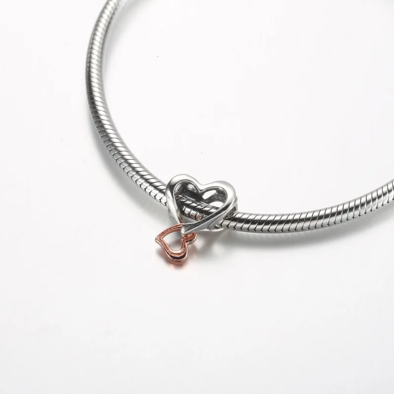 (zdjęcie do) Pandora Charm z dwoma kolorami i otwartym wzorem nieskończoności serca - 782642C - Wyświetl 5