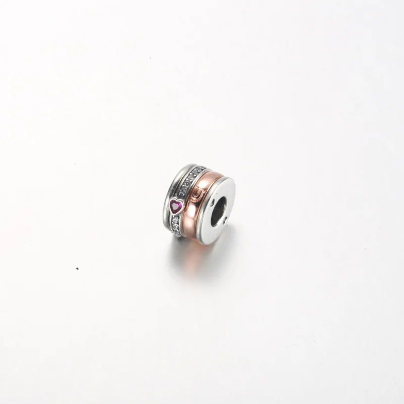 (zdjęcie do) Pandora Charm z dwutonowym obracającym się napisem "Miłość" - 782639C01 - Wyświetl 2