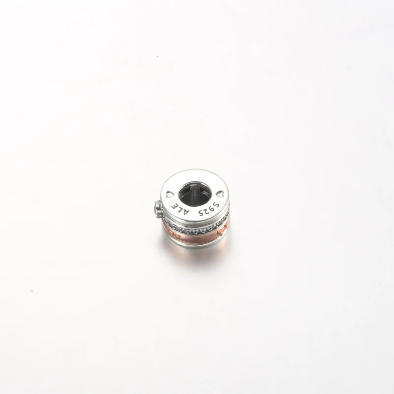 (zdjęcie do) Pandora Charm z dwutonowym obracającym się napisem "Miłość" - 782639C01 - Wyświetl 3