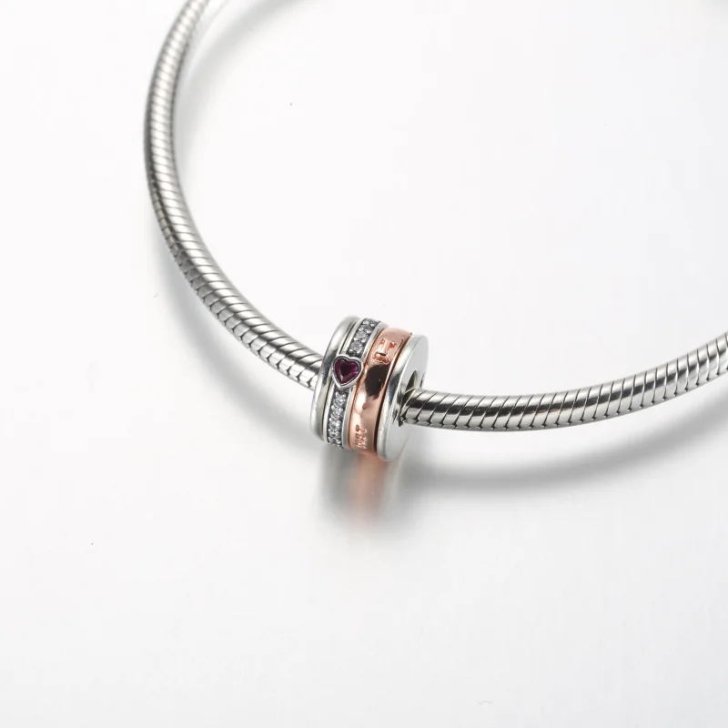 (zdjęcie do) Pandora Charm z dwutonowym obracającym się napisem "Miłość" - 782639C01 - Wyświetl 4