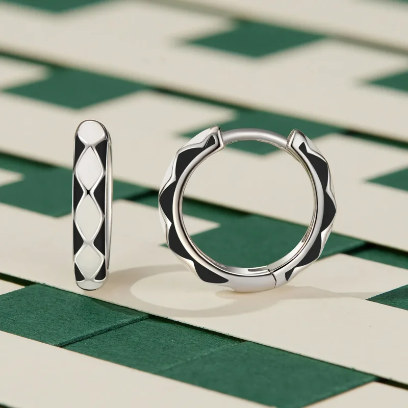 (zdjęcie do) Pandora Style Kolczyki w kształcie diamentu z wzorem - SCE1611-BK - Wyświetl 2