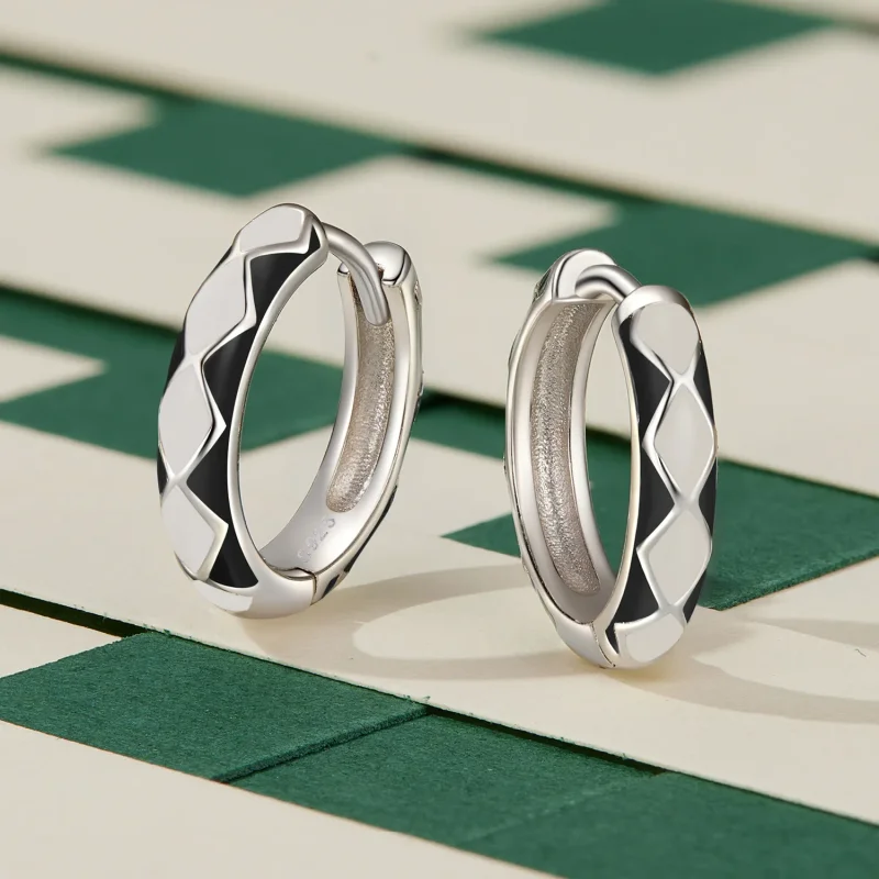 (zdjęcie do) Pandora Style Kolczyki w kształcie diamentu z wzorem - SCE1611-BK - Wyświetl 3