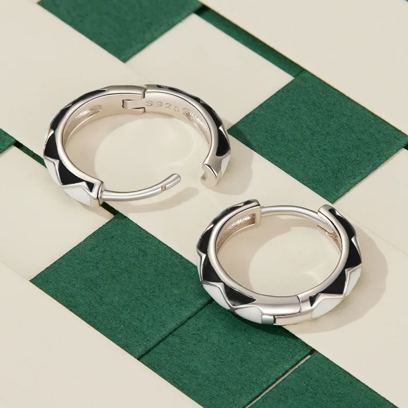 (zdjęcie do) Pandora Style Kolczyki w kształcie diamentu z wzorem - SCE1611-BK - Wyświetl 4