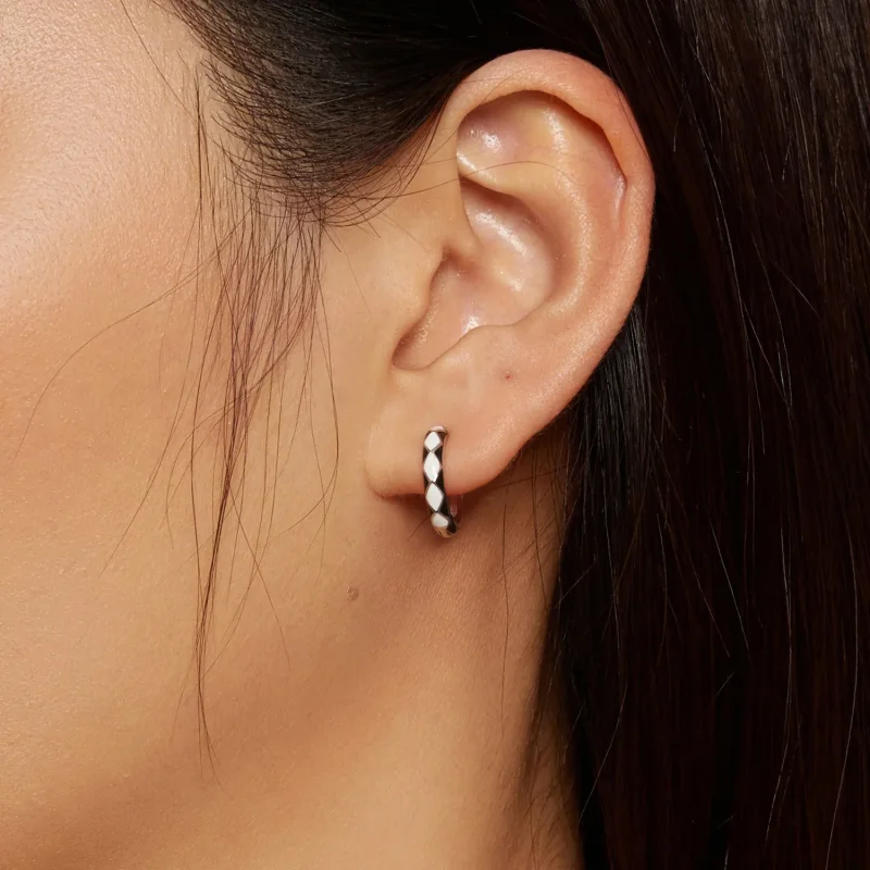 (zdjęcie do) Pandora Style Kolczyki w kształcie diamentu z wzorem - SCE1611-BK - Wyświetl 6