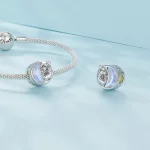 Pandora Style Moonlight Cat Charm to uroczy charm z motywem kota w świetle księżyca - SCC2538