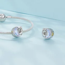 Pandora Style Moonlight Cat Charm to uroczy charm z motywem kota w świetle księżyca - SCC2538