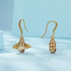 Pandora Style Złote Kolczyki z Wiszącym Małym Pszczółką - SCE149-B