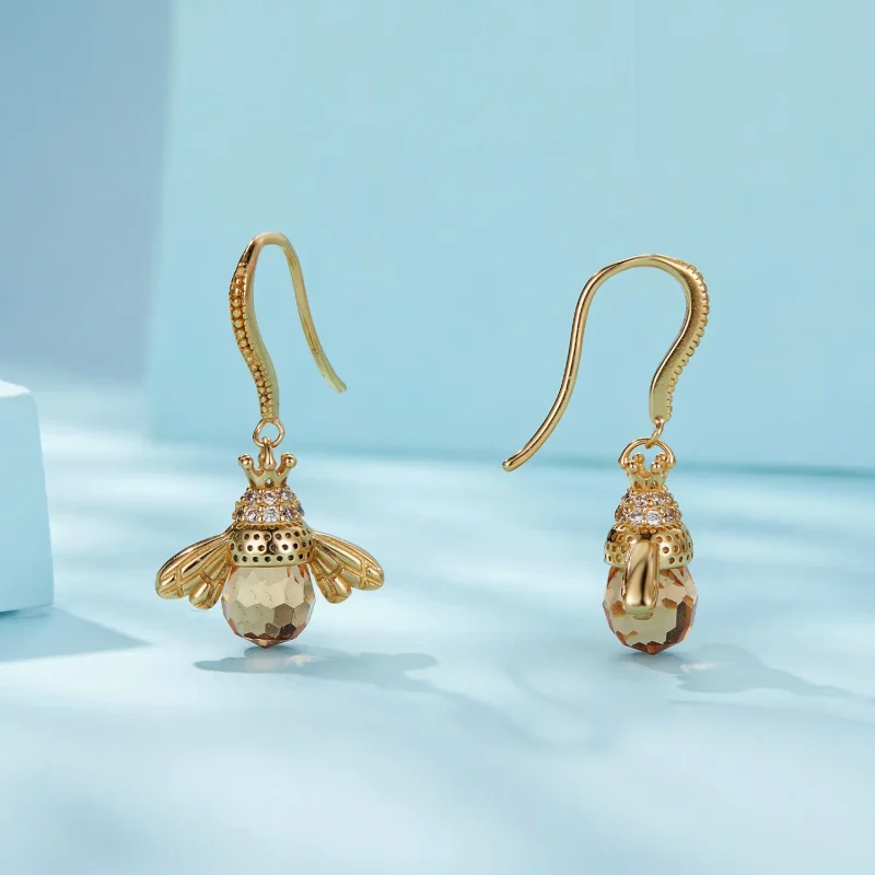 (zdjęcie do) Pandora Style Złote Kolczyki z Wiszącym Małym Pszczółką - SCE149-B - Wyświetl 3