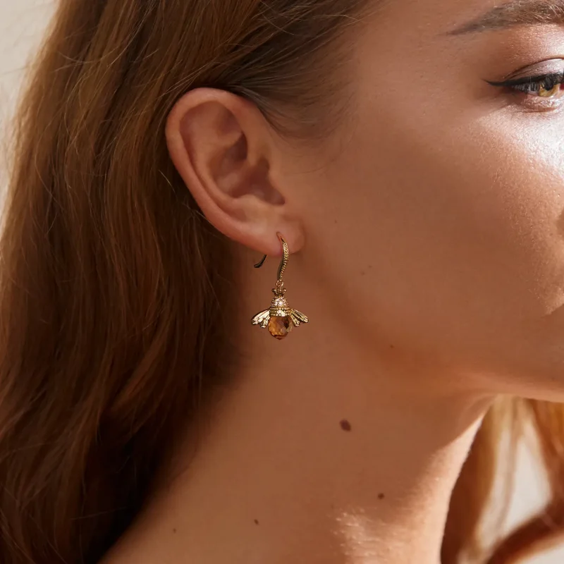 (zdjęcie do) Pandora Style Złote Kolczyki z Wiszącym Małym Pszczółką - SCE149-B - Wyświetl 6