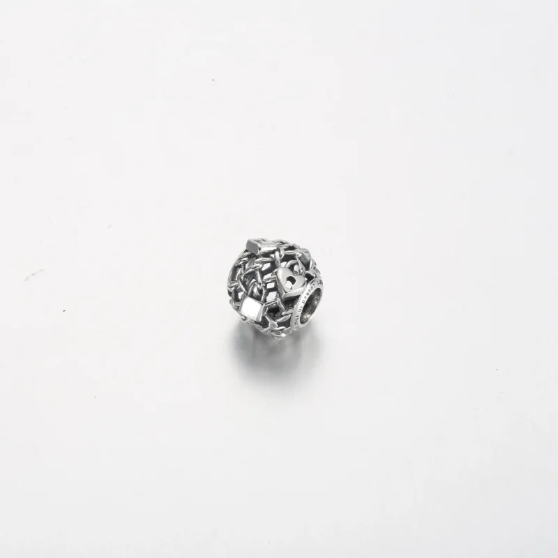 (zdjęcie do) Ażurowa zawieszka na kłódkę Pandora - 790071C00 - Wyświetl 2