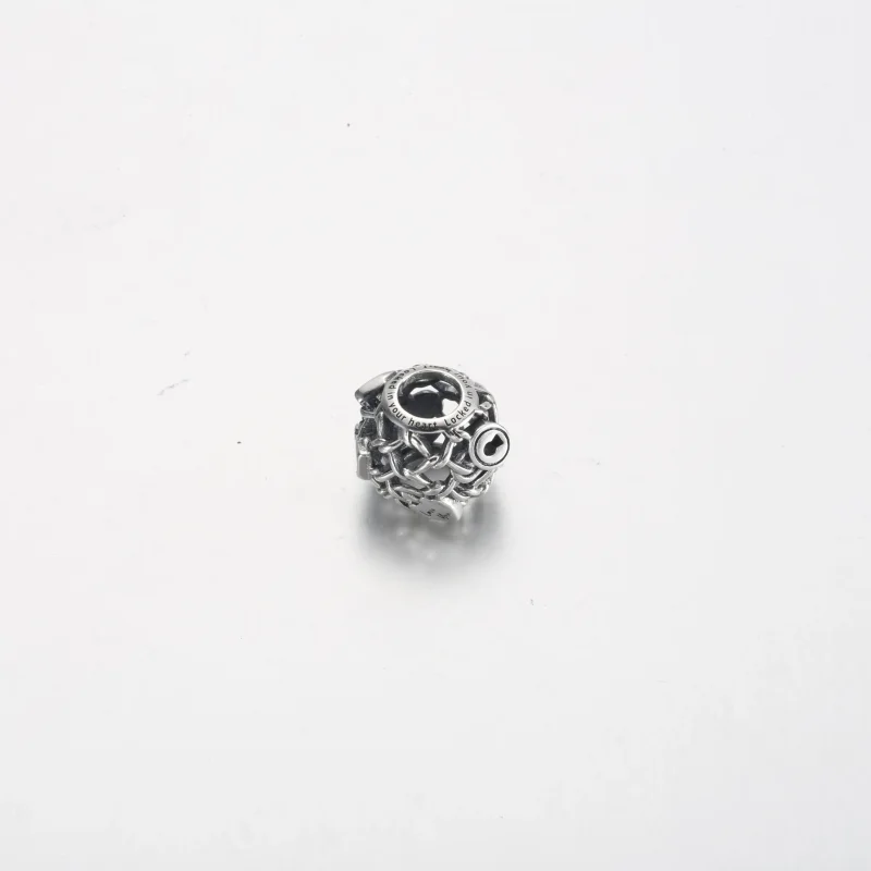 (zdjęcie do) Ażurowa zawieszka na kłódkę Pandora - 790071C00 - Wyświetl 4