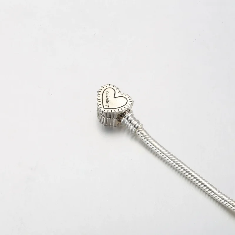 (zdjęcie do) Bransoletka Keith Haring™ x Pandora Moments z łańcuszkiem w kształcie węża w pro - Wyświetl 5