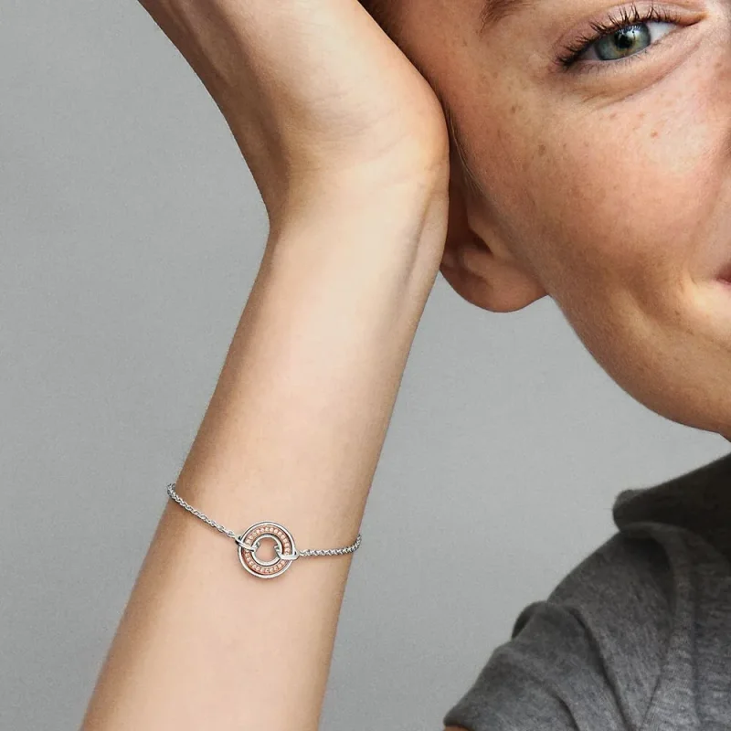 (zdjęcie do) Dwukolorowa bransoletka Pandora Signature Two z logo i łańcuszkiem Pavé - 582741 - Wyświetl 4