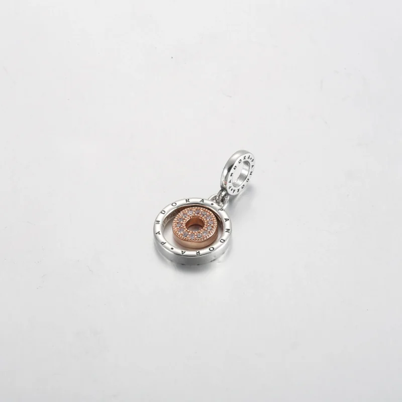 (zdjęcie do) Dwukolorowa zawieszka z logo Pandora w kształcie kółek - 782287C01 - Wyświetl 2