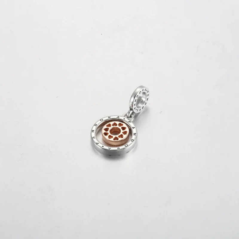 (zdjęcie do) Dwukolorowa zawieszka z logo Pandora w kształcie kółek - 782287C01 - Wyświetl 3
