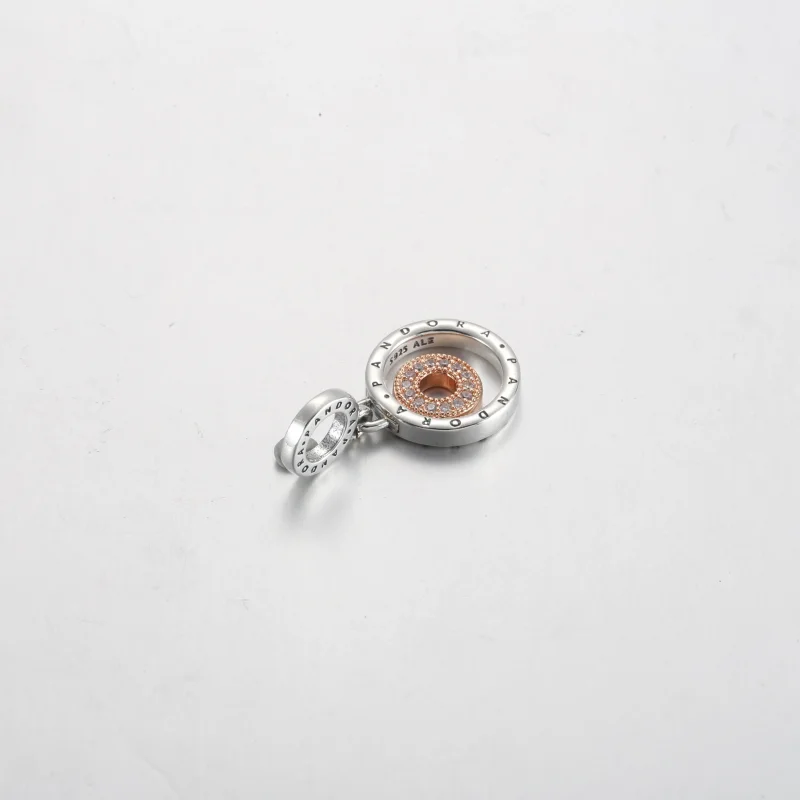 (zdjęcie do) Dwukolorowa zawieszka z logo Pandora w kształcie kółek - 782287C01 - Wyświetl 4