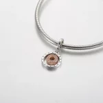 Dwukolorowa zawieszka z logo Pandora w kształcie kółek - 782287C01