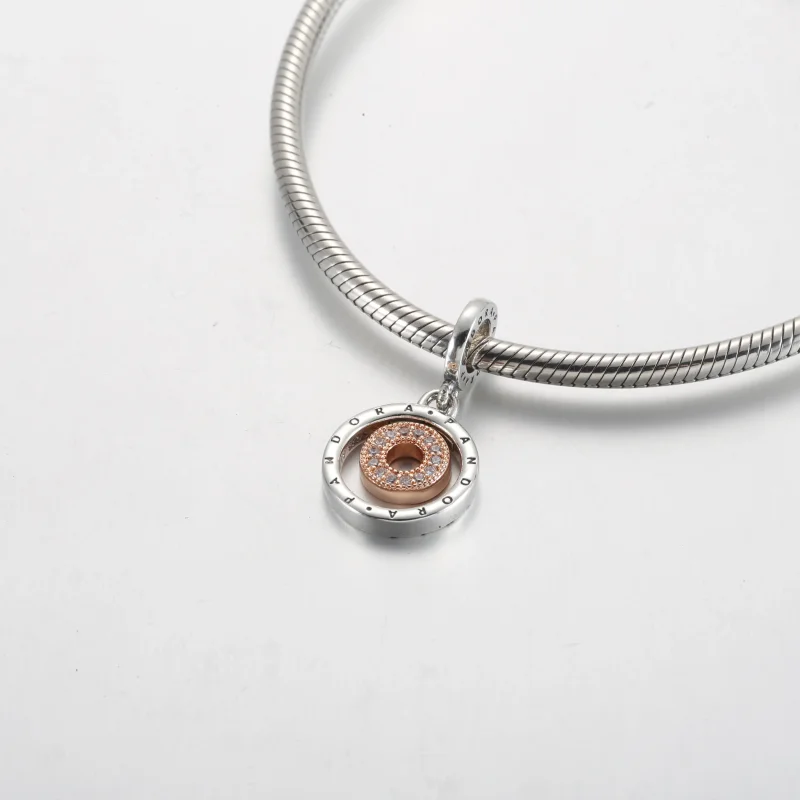 (zdjęcie do) Dwukolorowa zawieszka z logo Pandora w kształcie kółek - 782287C01 - Wyświetl 5