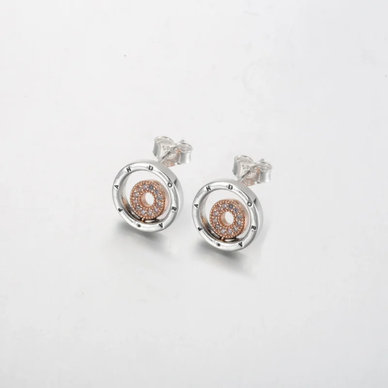 (zdjęcie do) Dwukolorowe kolczyki wkrętki z logo Pandora Signature - 282314C01 - Wyświetl 2