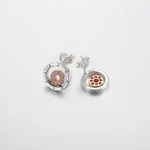 Dwukolorowe kolczyki wkrętki z logo Pandora Signature - 282314C01