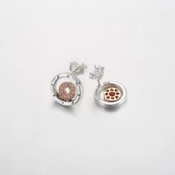 Dwukolorowe kolczyki wkrętki z logo Pandora Signature - 282314C01
