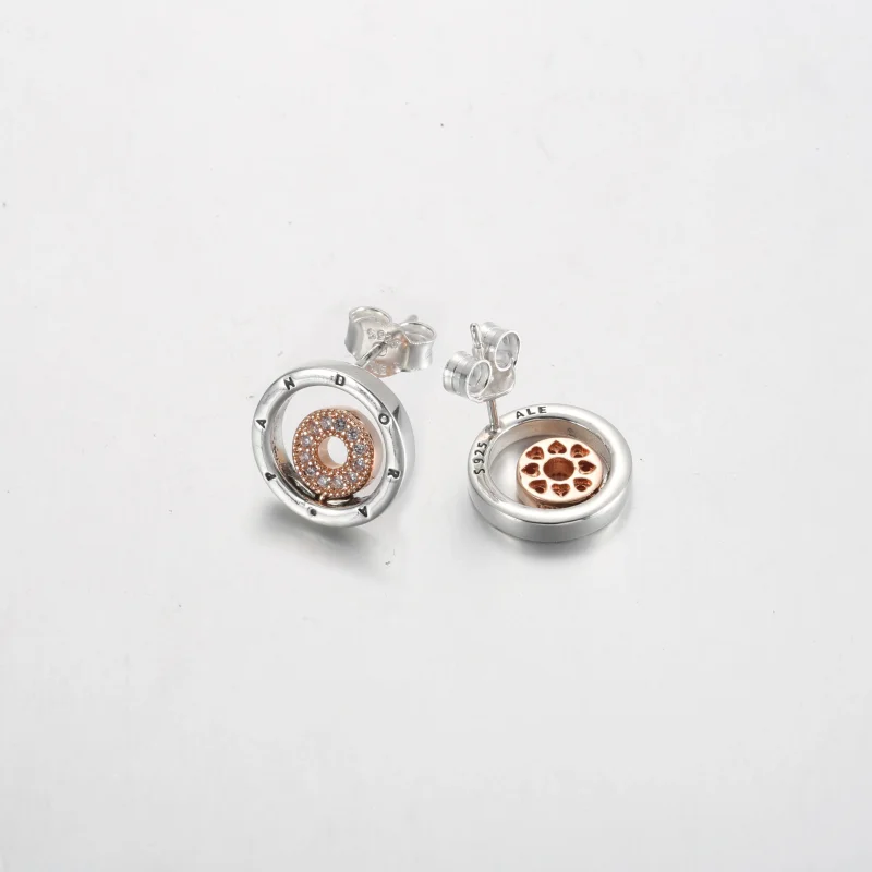 (zdjęcie do) Dwukolorowe kolczyki wkrętki z logo Pandora Signature - 282314C01 - Wyświetl 3