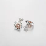 Dwukolorowe kolczyki wkrętki z logo Pandora Signature - 282314C01