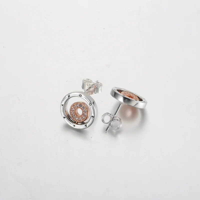 (zdjęcie do) Dwukolorowe kolczyki wkrętki z logo Pandora Signature - 282314C01 - Wyświetl 4