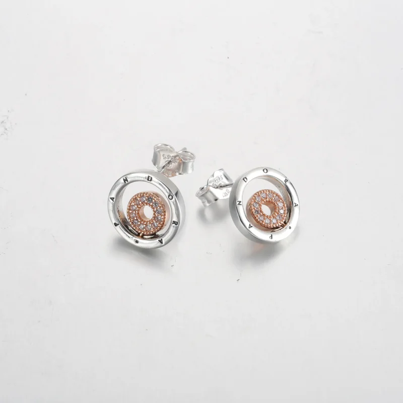 (zdjęcie do) Dwukolorowe kolczyki wkrętki z logo Pandora Signature - 282314C01 - Wyświetl 5