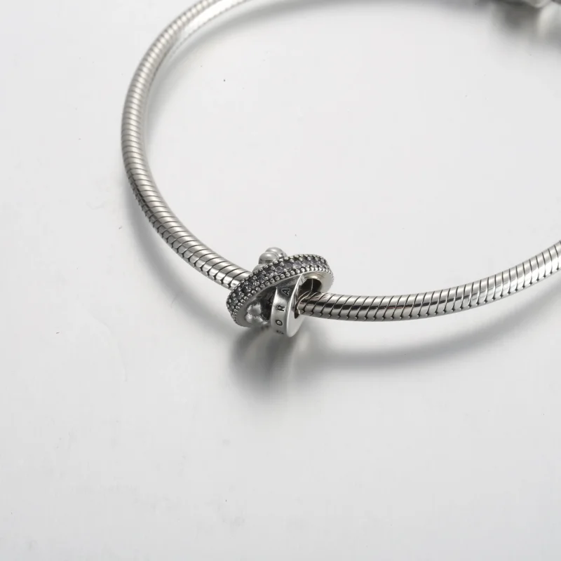 (zdjęcie do) Logo Pandora, zawieszka Pavé i koraliki - 792317C01 - Wyświetl 5
