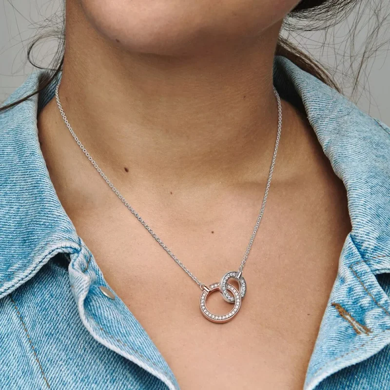 (zdjęcie do) Naszyjnik Pandora Signature Dwukolorowy splecione kręgi - 382778C01 - Wyświetl 4